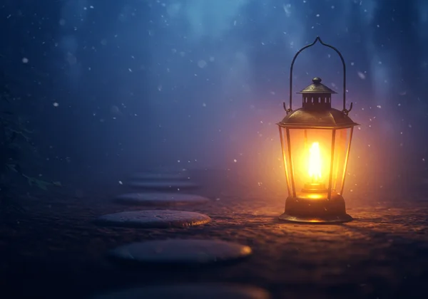 एक गर्म लालटेन स्पष्ट मार्ग को रोशन करती हुई